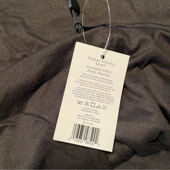 💥 3/$15 💥 Beyond Yoga hidden pocket infinity scarf NWT - Picture 6 of 10